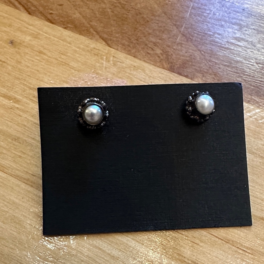 Satya New York pearl studs - Picture 3 of 3